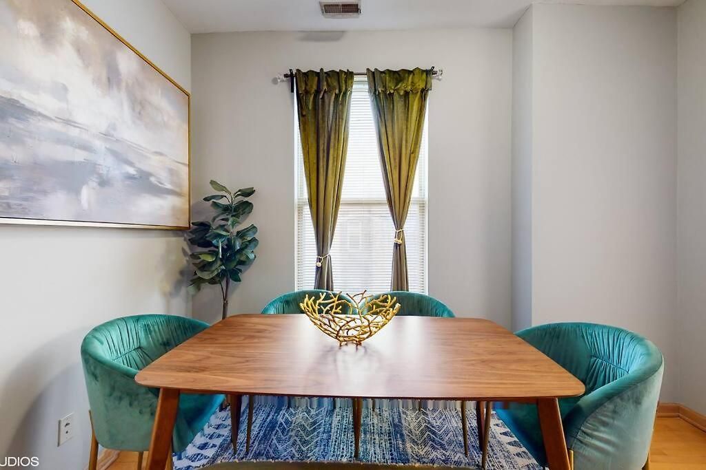 Holiday home Chic L Near Downtown & Il Medical District *