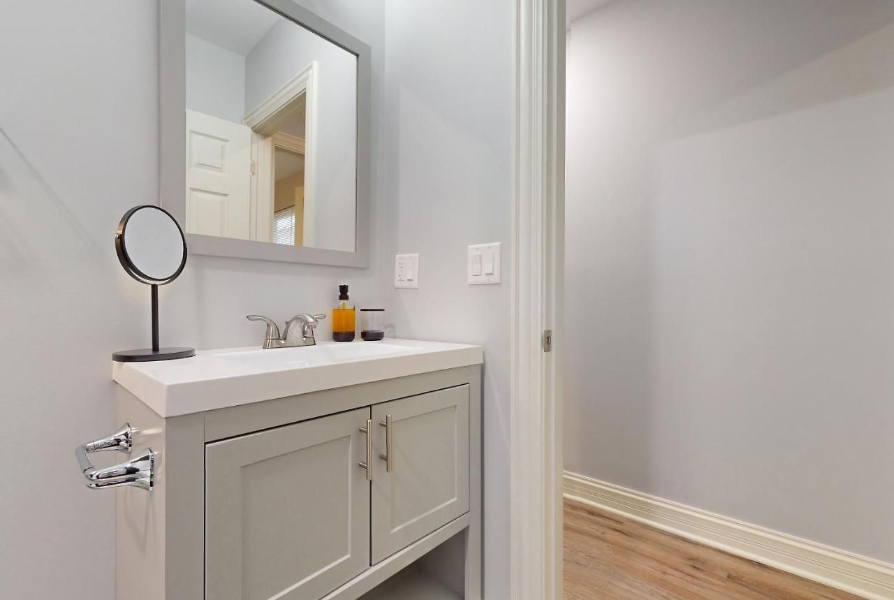 Modern Elegance: 4br Duplex W/ Free Garage Parking Apartment *
