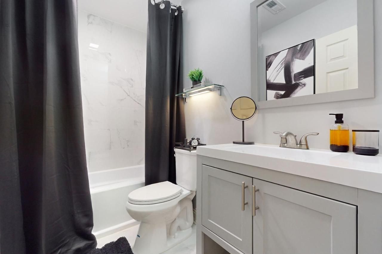 Modern Elegance: 4br Duplex W/ Free Garage Parking Apartment *