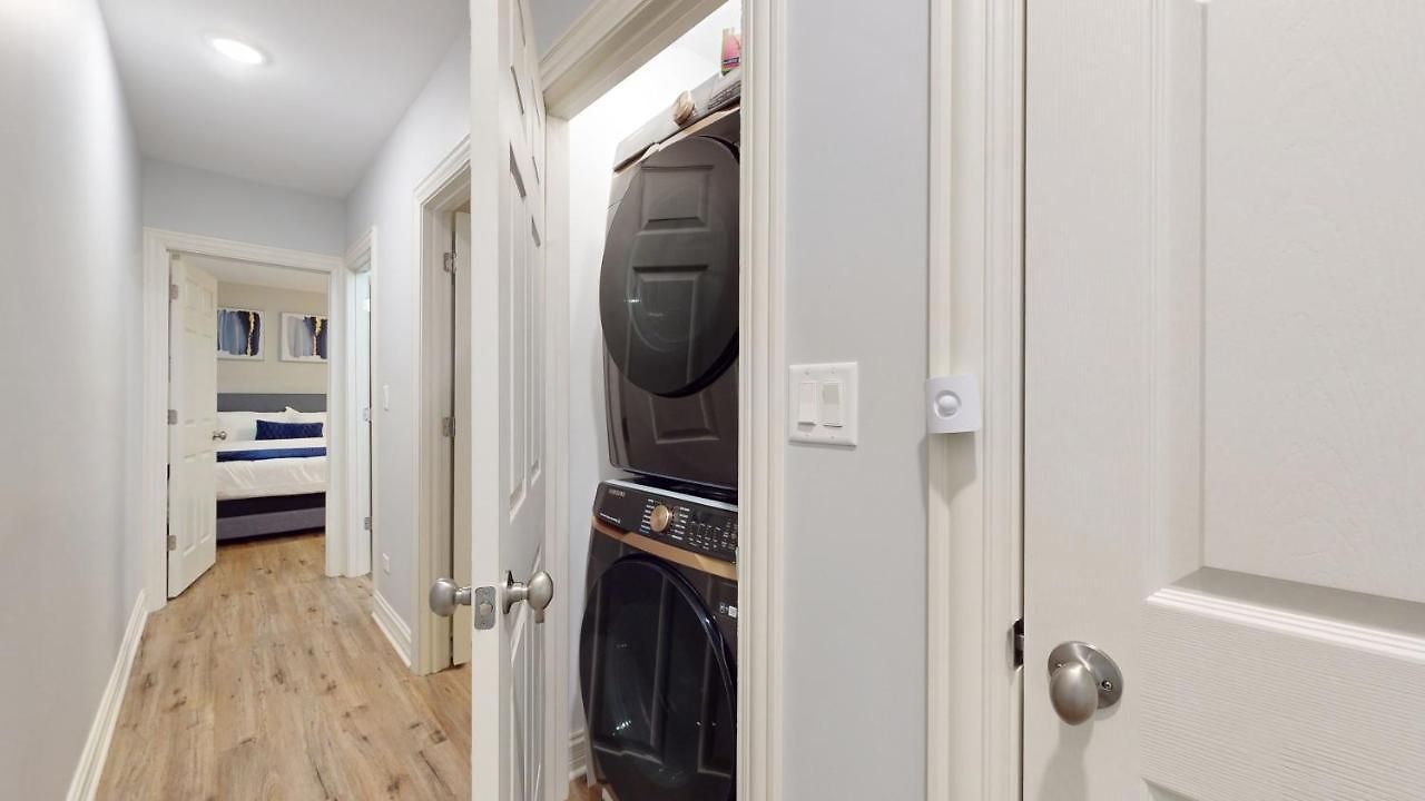 Apartment Modern Elegance: 4br Duplex W/ Free Garage Parking *