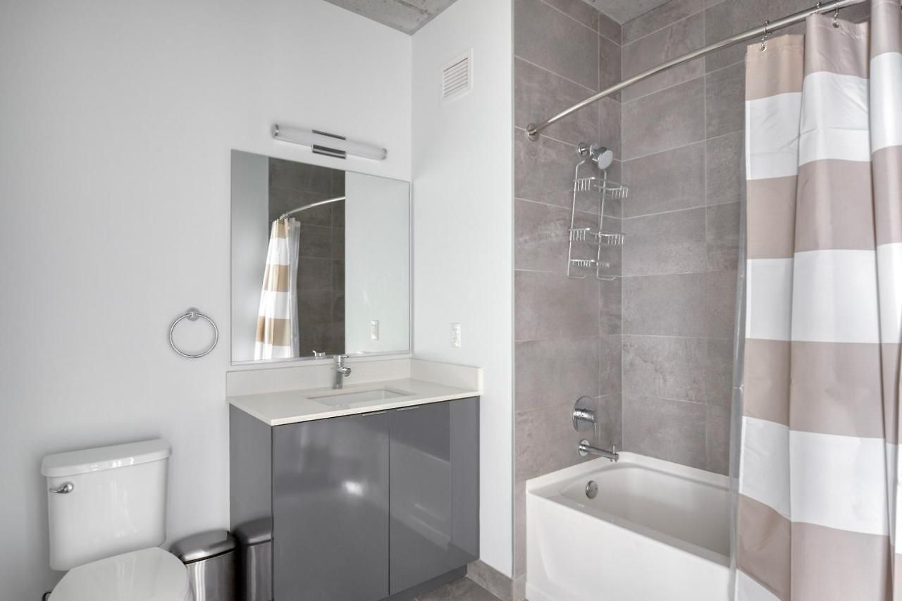 River North 1br W Gym Pool Roof Nr Riverwalk Chi-825