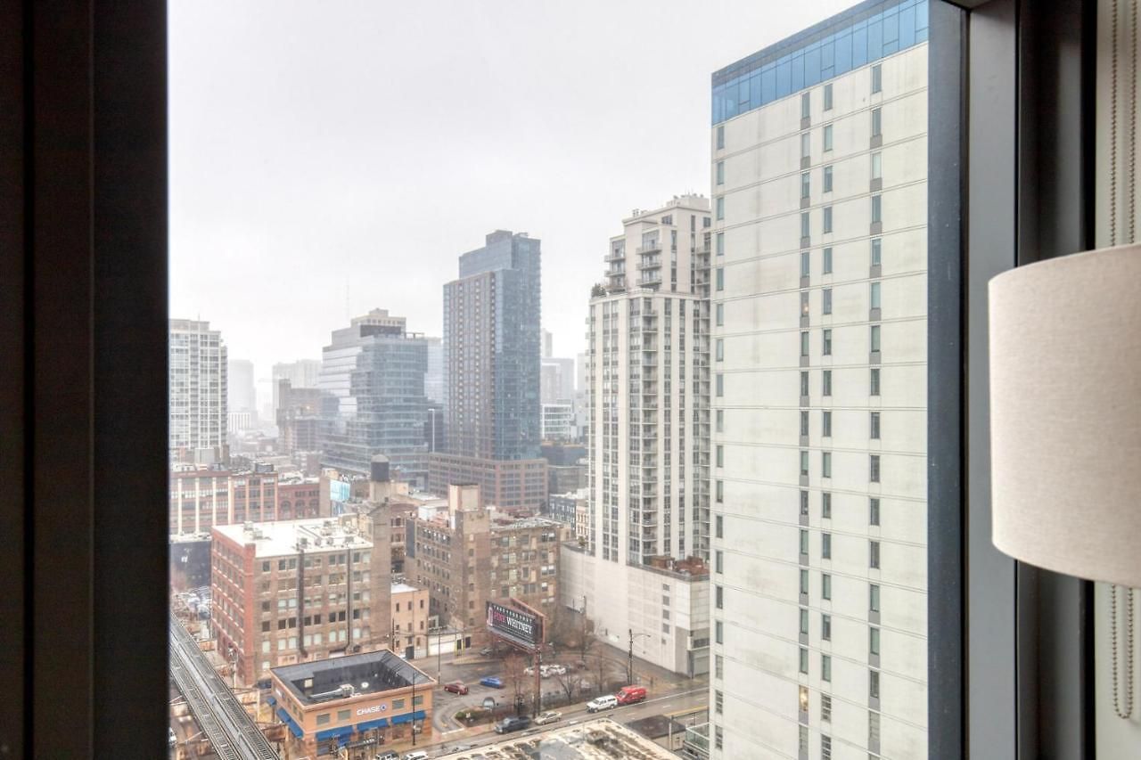 River North 1br W Gym Pool Roof Nr Riverwalk Chi-825