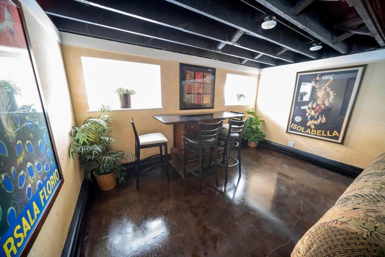 Bootlegger House Sleeps 10-20 Free Tv & Parking Apartment Chicago