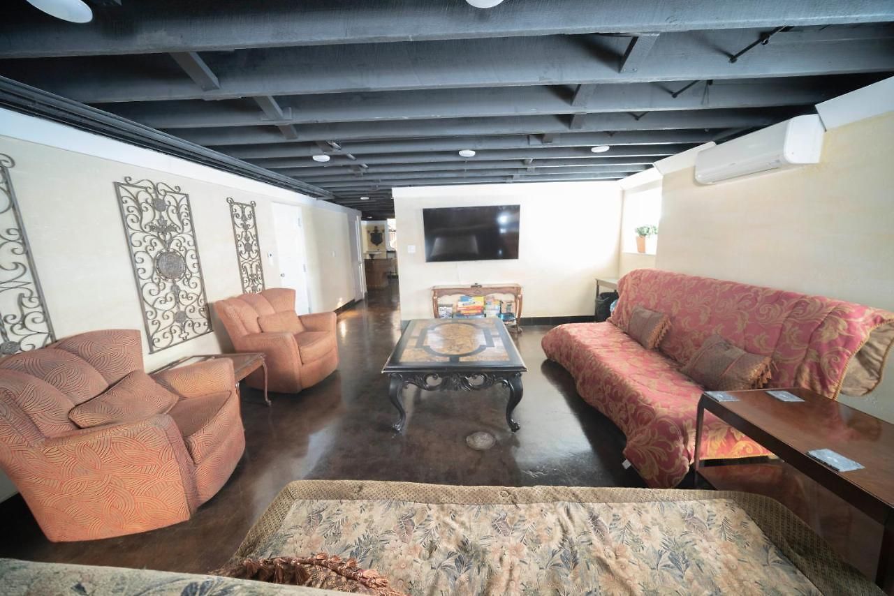 Bootlegger House Sleeps 10-20 Free Tv & Parking *