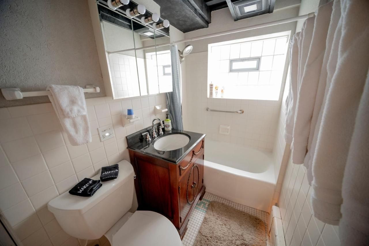 Bootlegger House Sleeps 10-20 Free Tv & Parking * Chicago