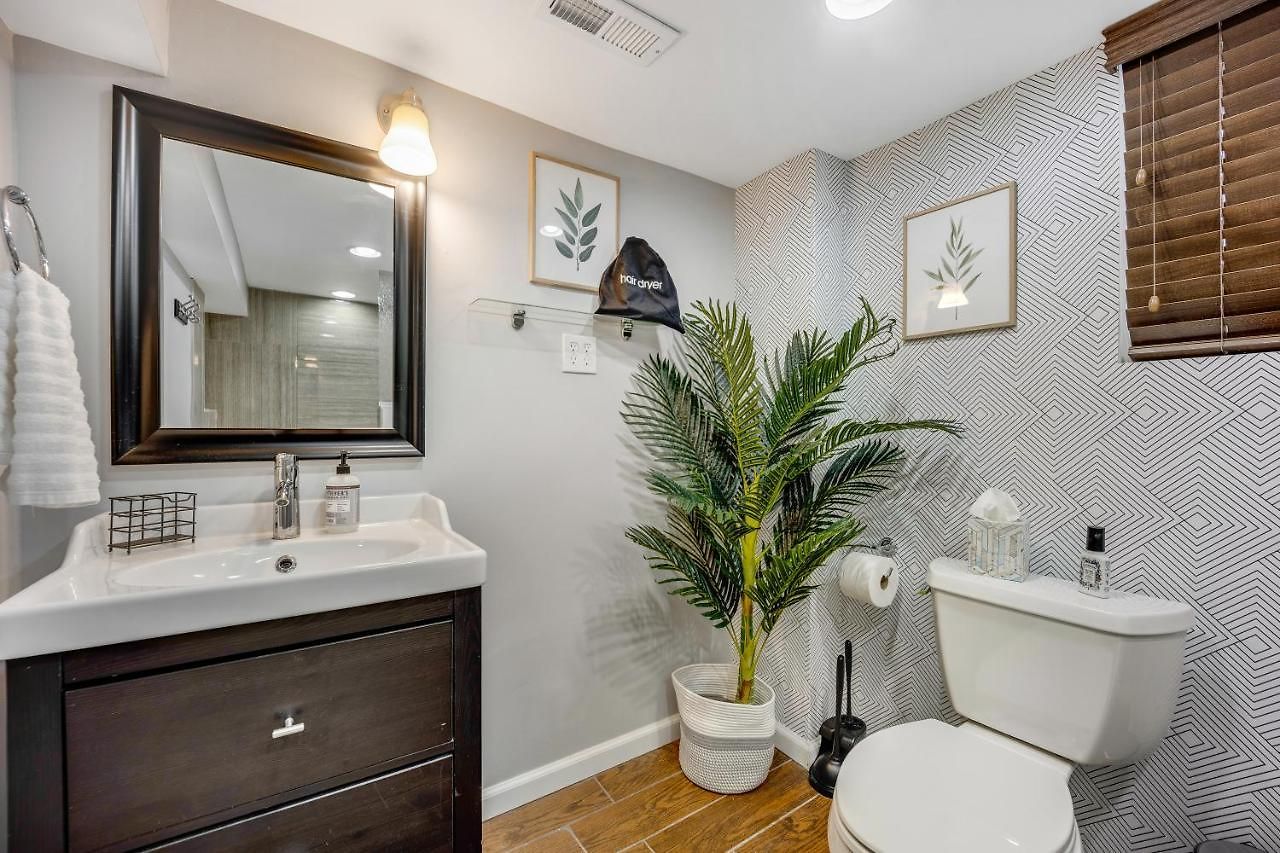 The Logandale: Huge Mid-century Home, Sleeps 15 Chicago