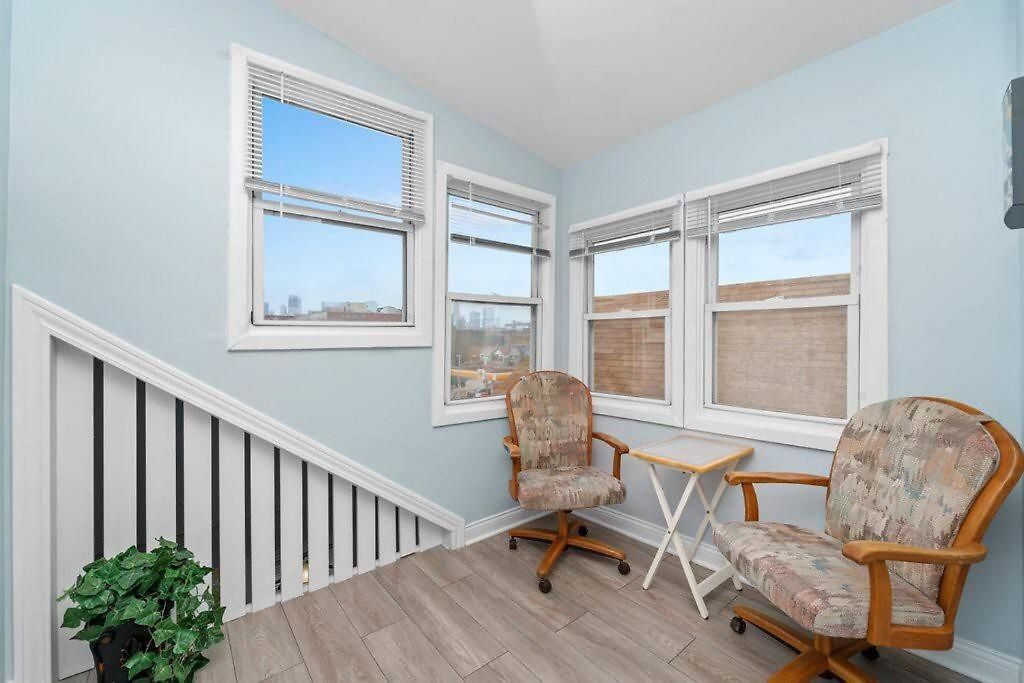 Cozy, Top-floor 3br Loft With Balcony In West Town Apartment *