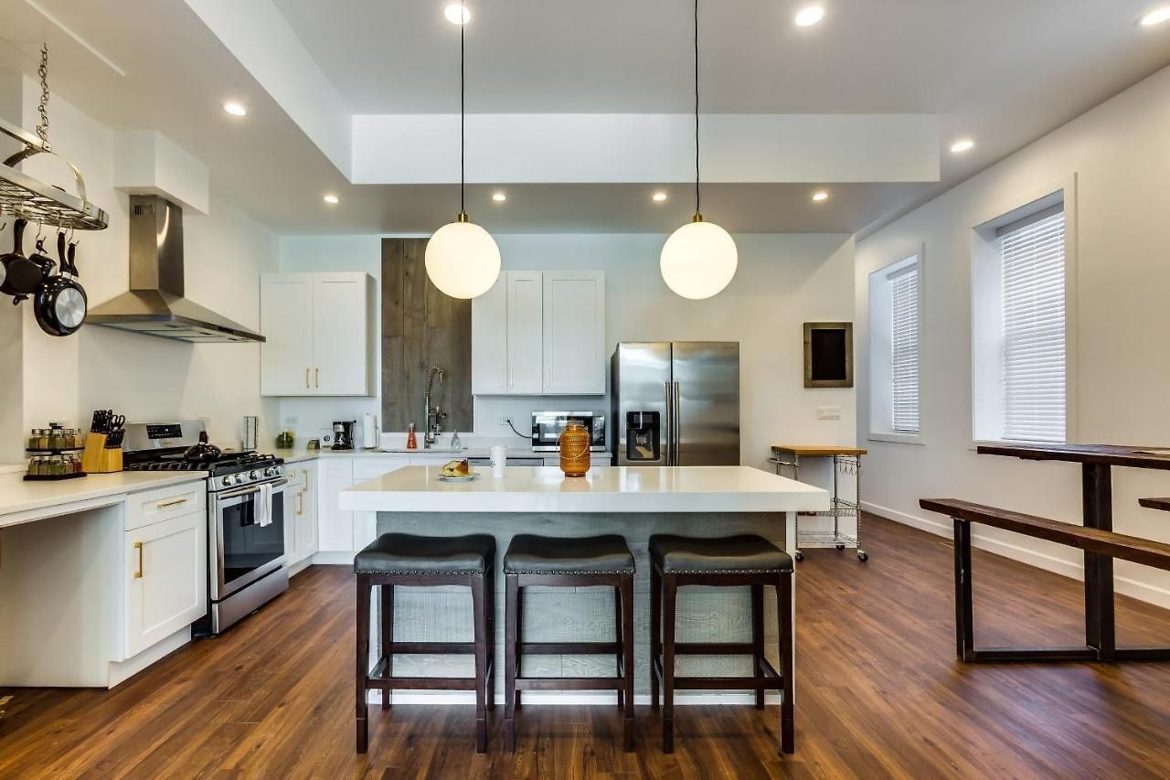 Apartment Converted Store Front Lets Live Like A Local In The Heart Of It All! Chicago