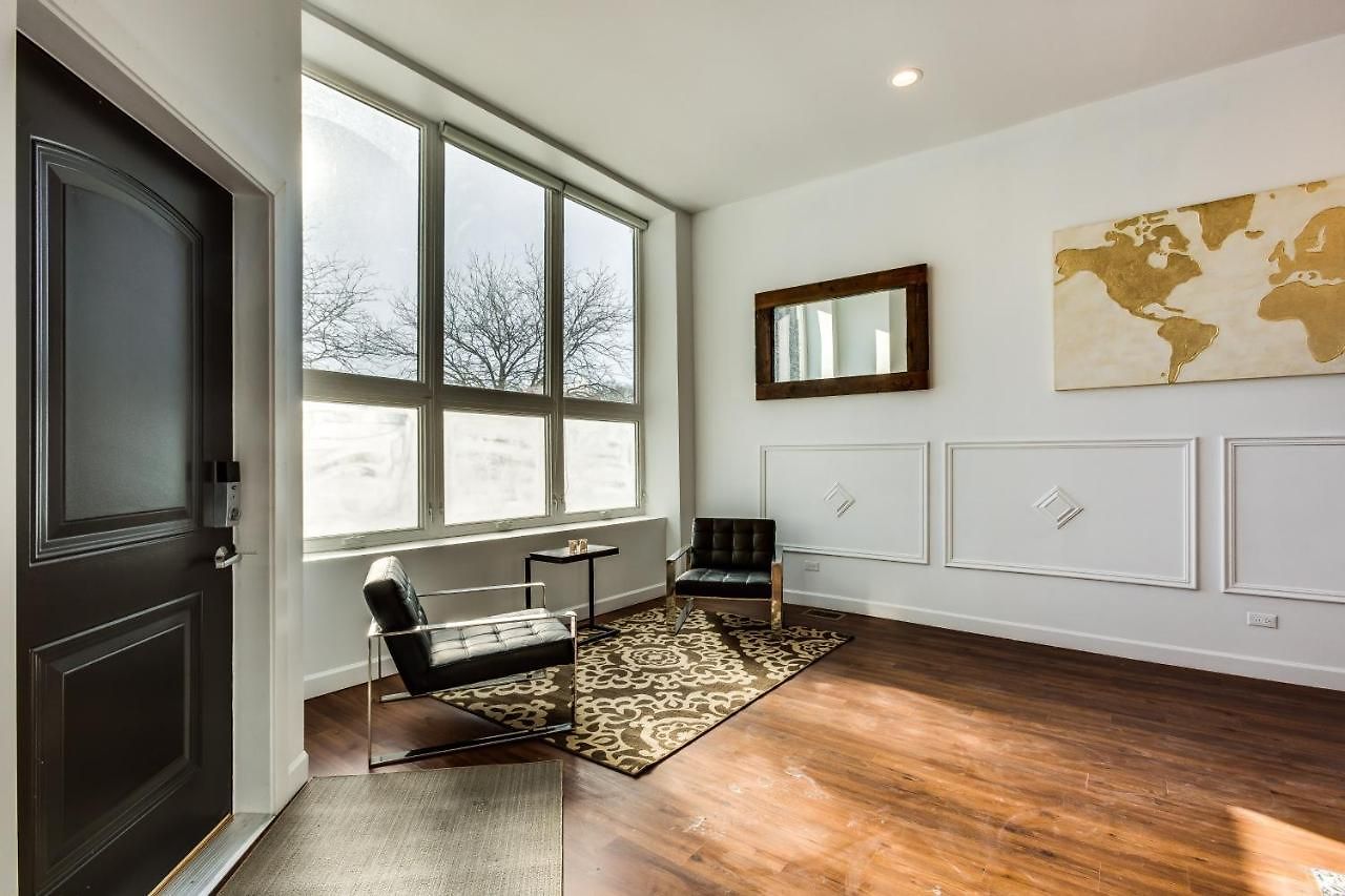 Apartment Converted Store Front Lets Live Like A Local In The Heart Of It All! Chicago