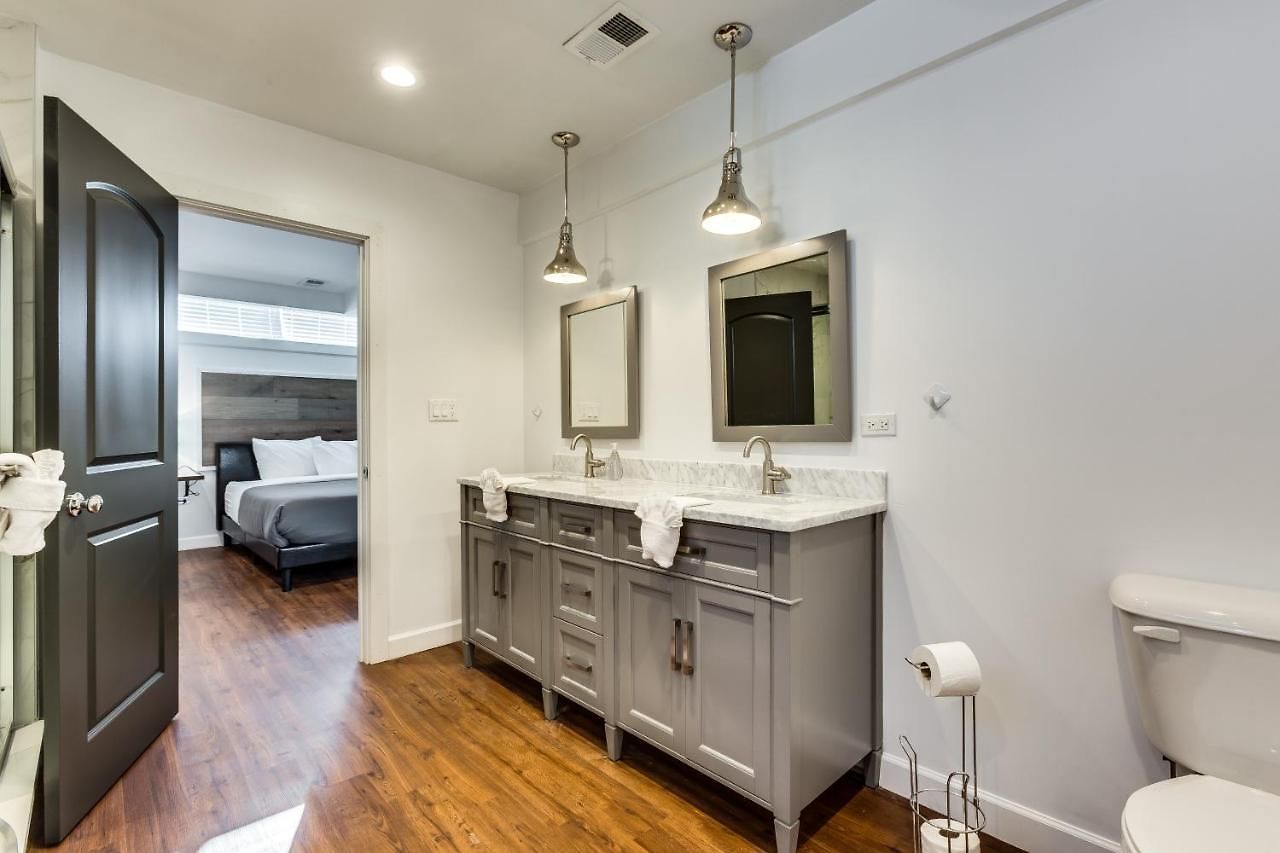 Apartment Converted Store Front Lets Live Like A Local In The Heart Of It All! Chicago