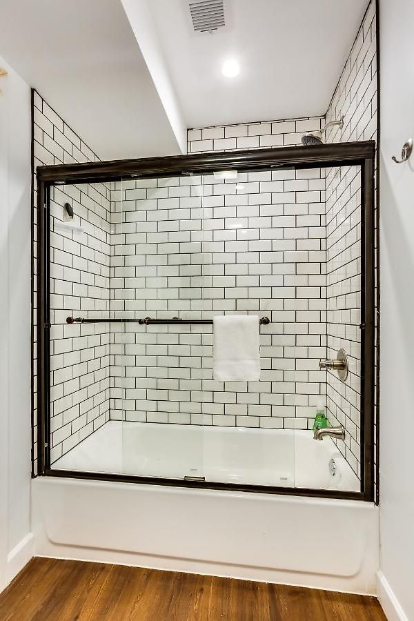 Converted Store Front Lets Live Like A Local In The Heart Of It All! Apartment Chicago