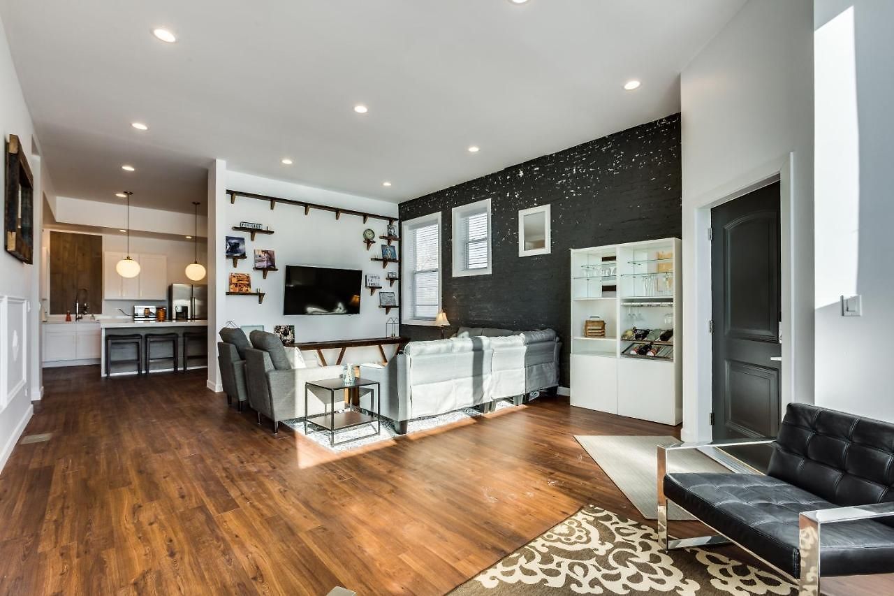 Apartment Converted Store Front Lets Live Like A Local In The Heart Of It All! *