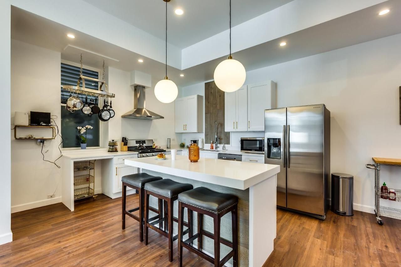 Apartment Converted Store Front Lets Live Like A Local In The Heart Of It All! Chicago