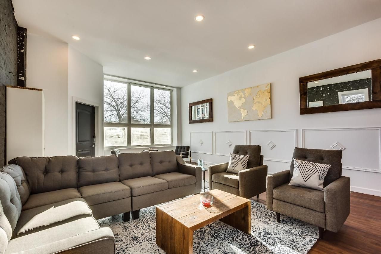 Converted Store Front Lets Live Like A Local In The Heart Of It All! Chicago