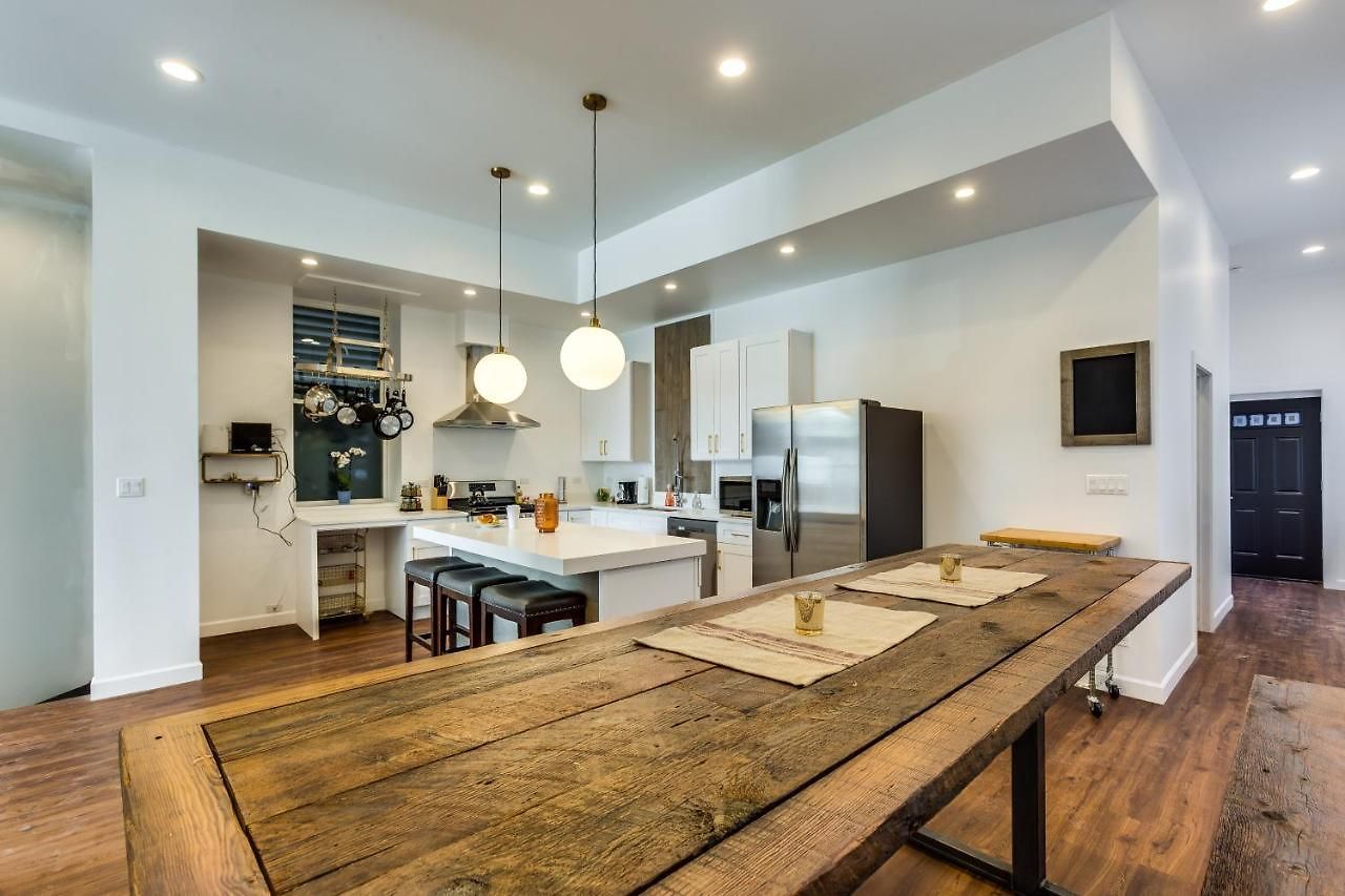 Converted Store Front Lets Live Like A Local In The Heart Of It All! Apartment *