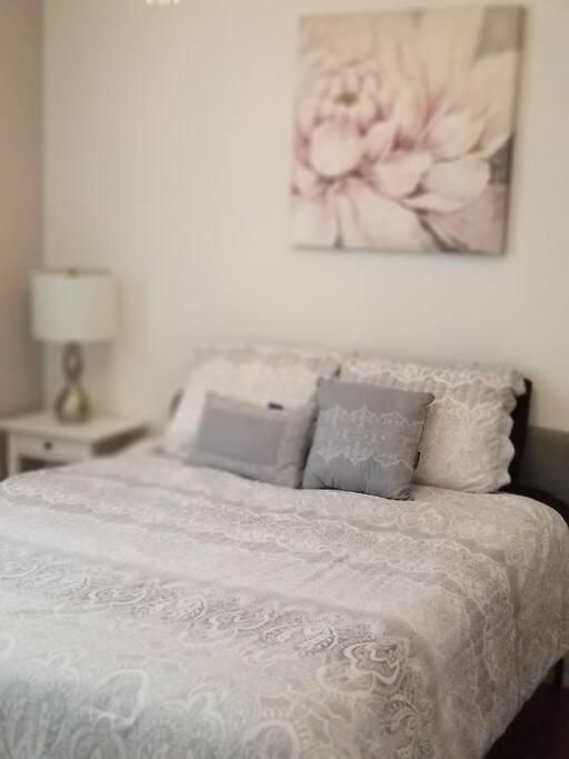 Apartment And Cozy. Sleeps 5. *