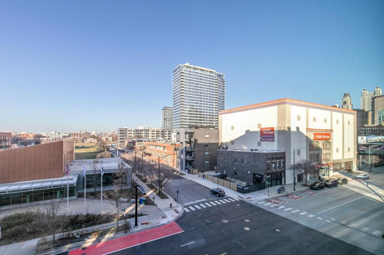 Apartment River North 1br W Sky Terrace Yoga Chi-1029 *
