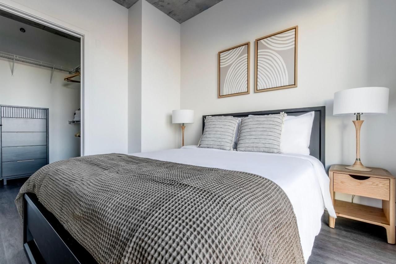 River North 1br W Sky Terrace Yoga Chi-1029