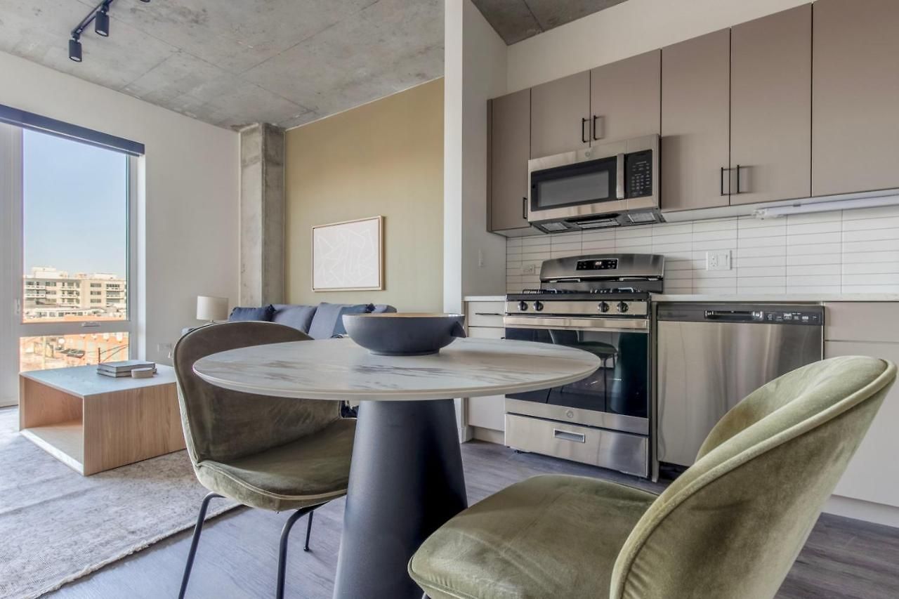 Apartment River North 1br W Sky Terrace Yoga Chi-1029 *