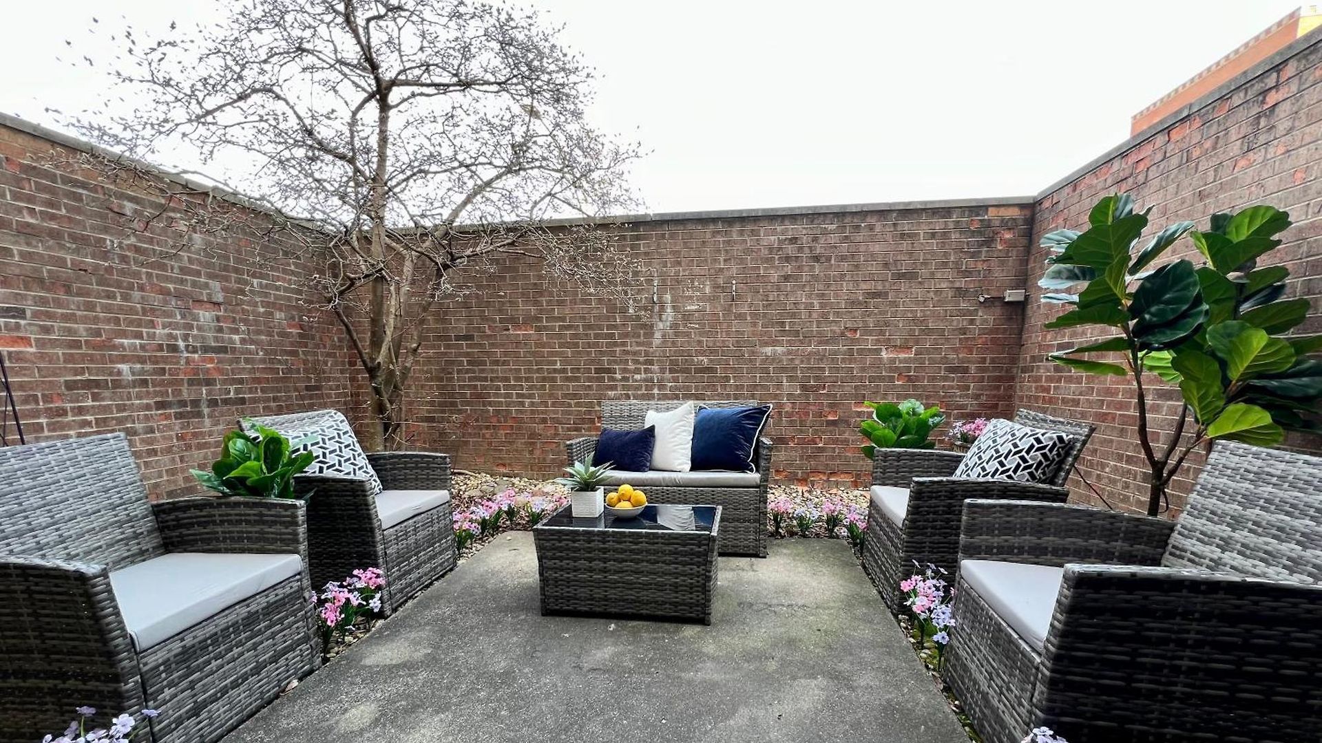 Holiday home 4 Bedroom In Location Parking Fireplace Back Yard Pets Welcome Chicago