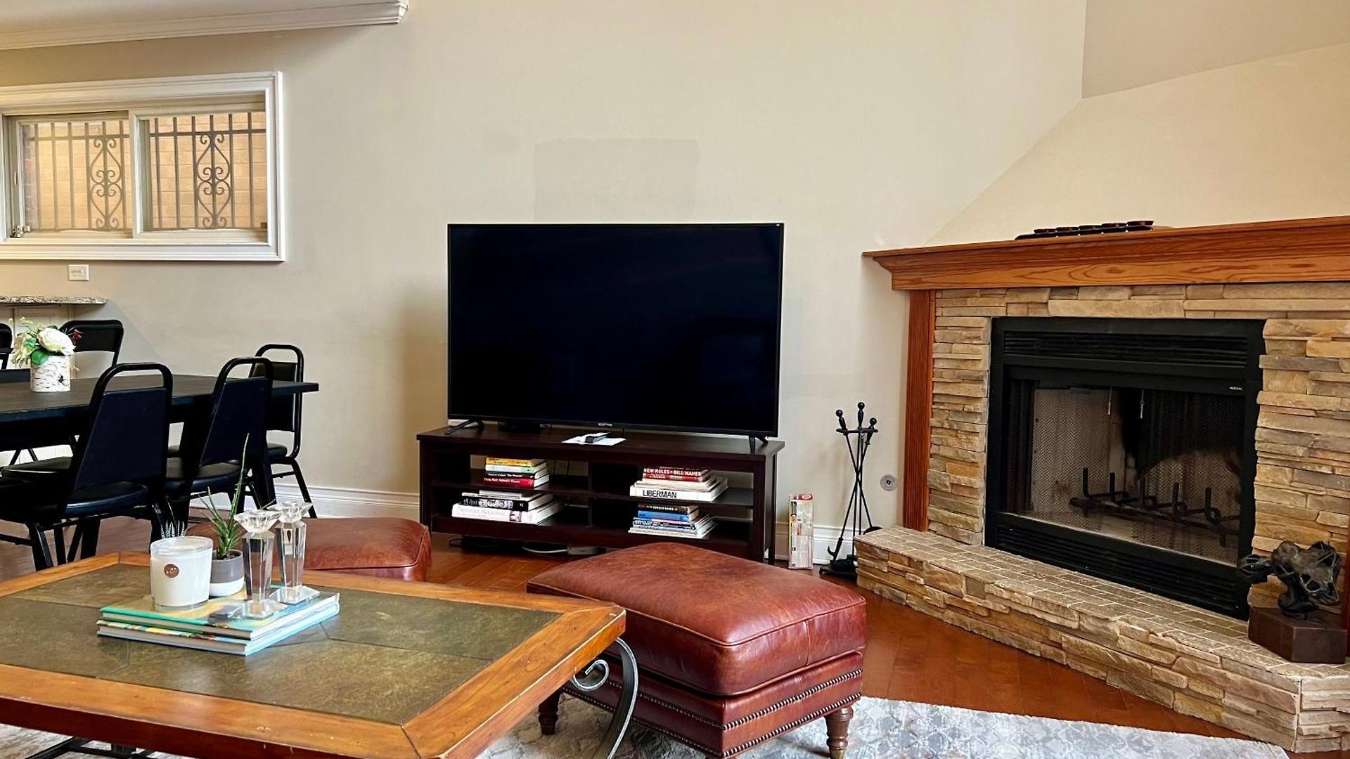 4 Bedroom In Location Parking Fireplace Back Yard Pets Welcome Holiday home