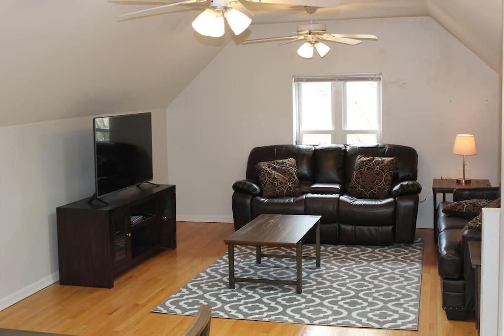 Lincoln Park Living - 3 Queen Beds - Sleeps 6 *