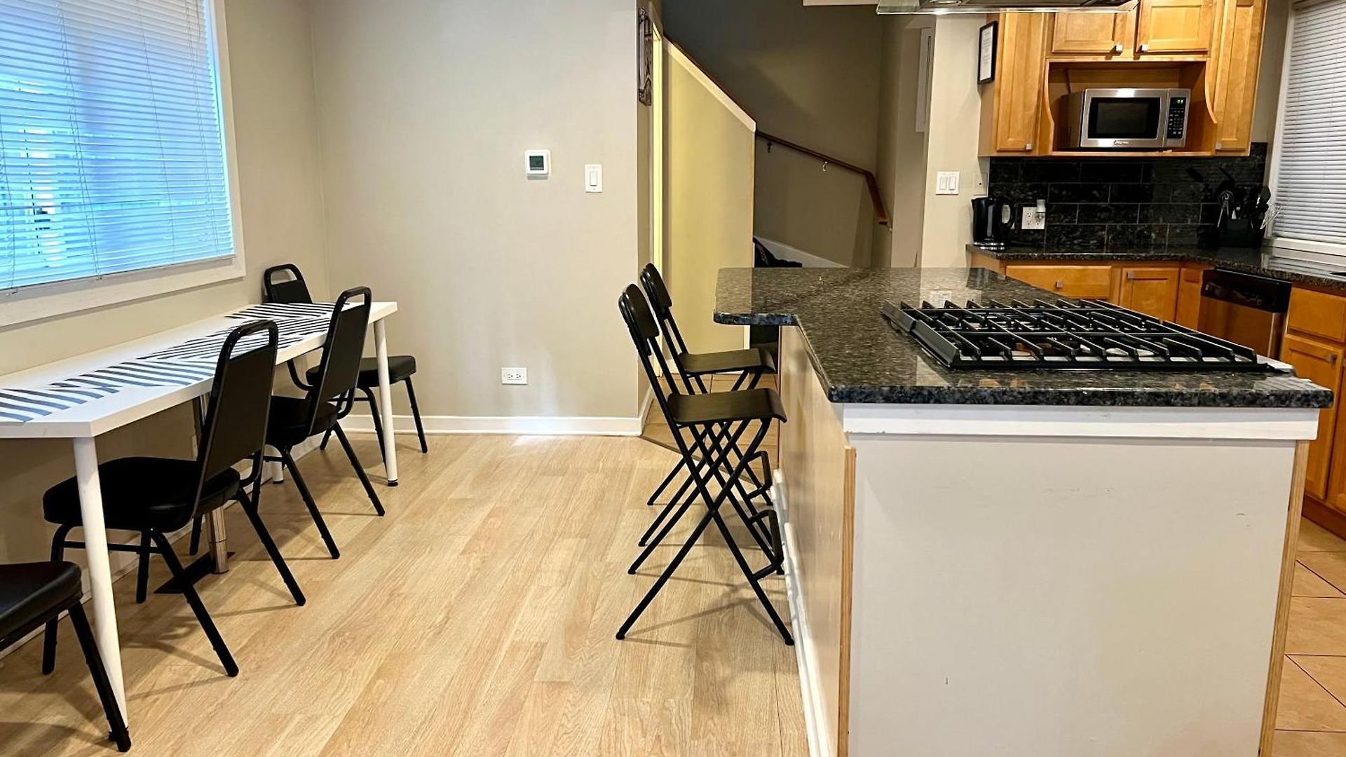 Designer Themed 4 Bedroom In Location With Patio And Fireplace