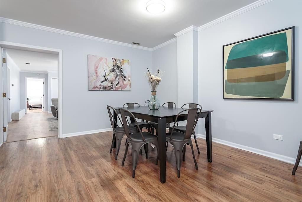 Beautiful Remodeled Penthouse Unit In Old Town *