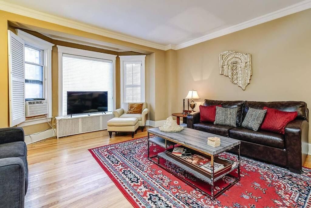 Brownstone In Gold Coast - Downtown