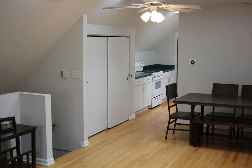Lincoln Park Living - 3 Queen Beds - Sleeps 6 Holiday home *