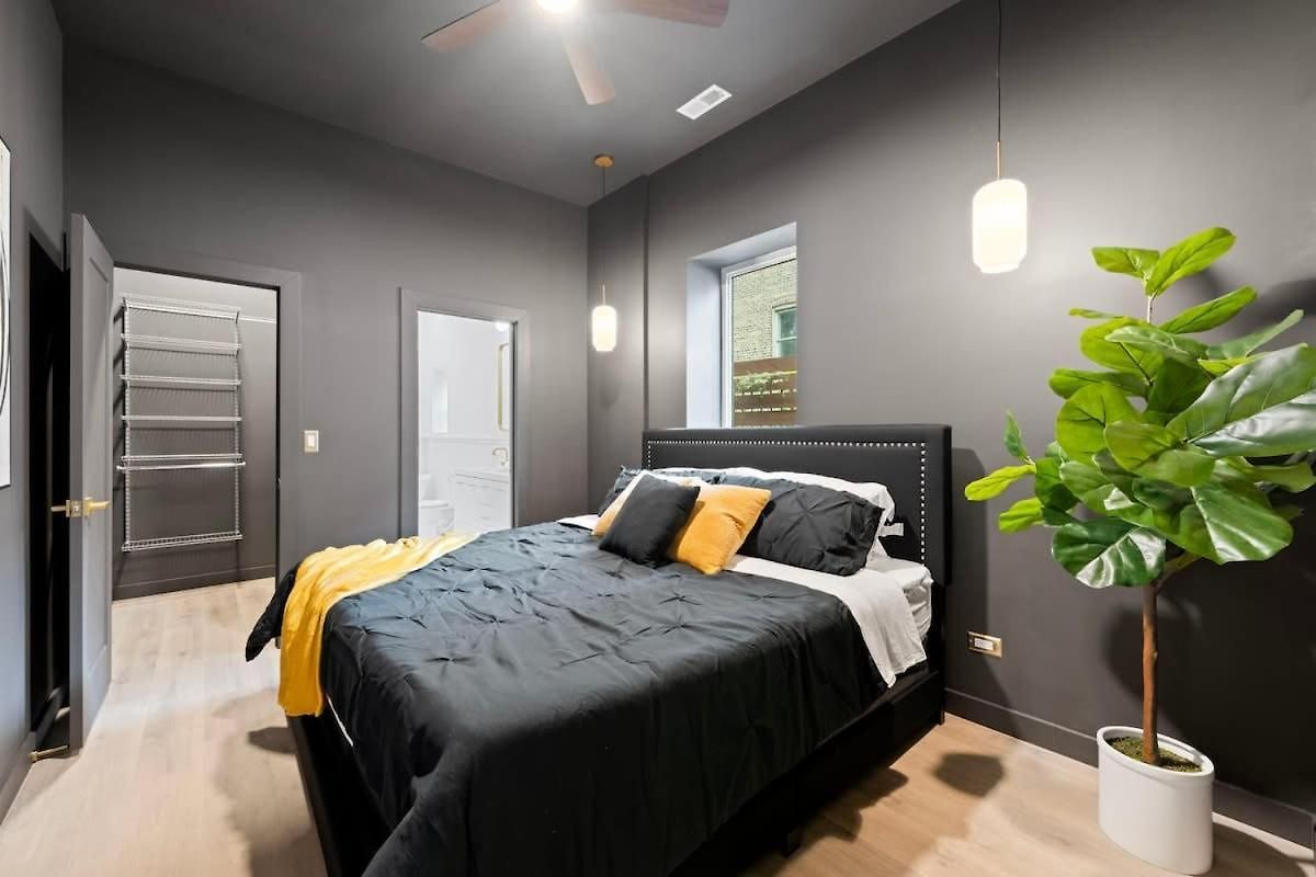 Chic 4-bedroom Haven: Designer's Dream *