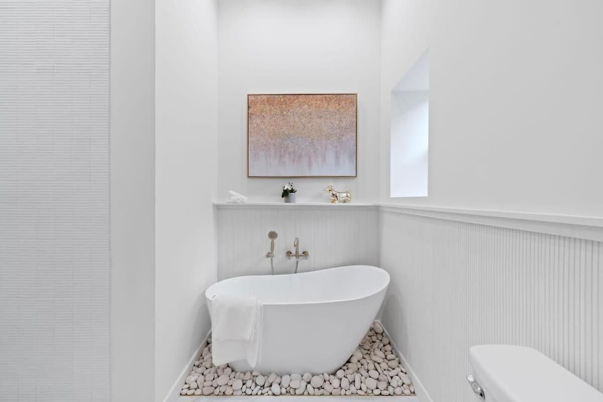 Chic 4-bedroom Haven: Designer's Dream