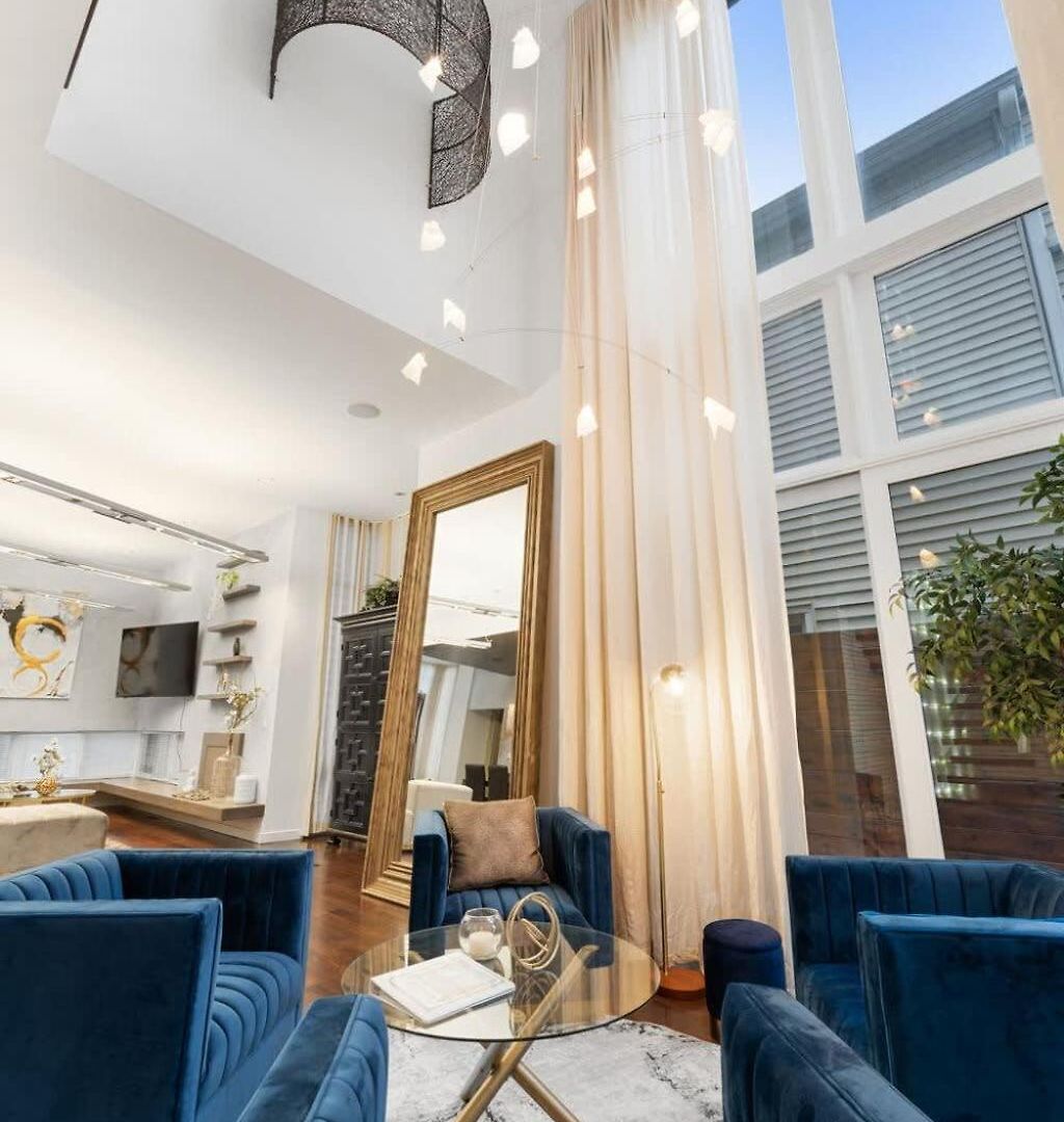 Holiday home 5br 5ba Architectural Estate-theatre Gym Rooftop *