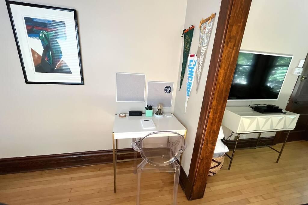Irving Park Updated Vintage Unit 2-flat Apartment *