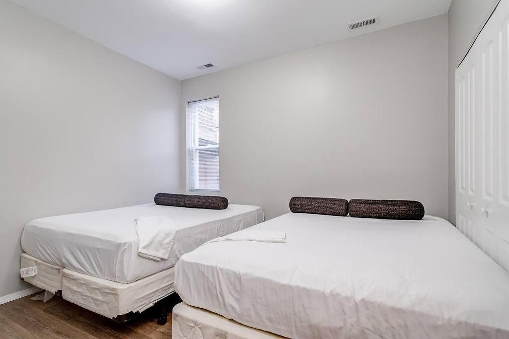 2 On Southport 4 Queen Beds Holiday home