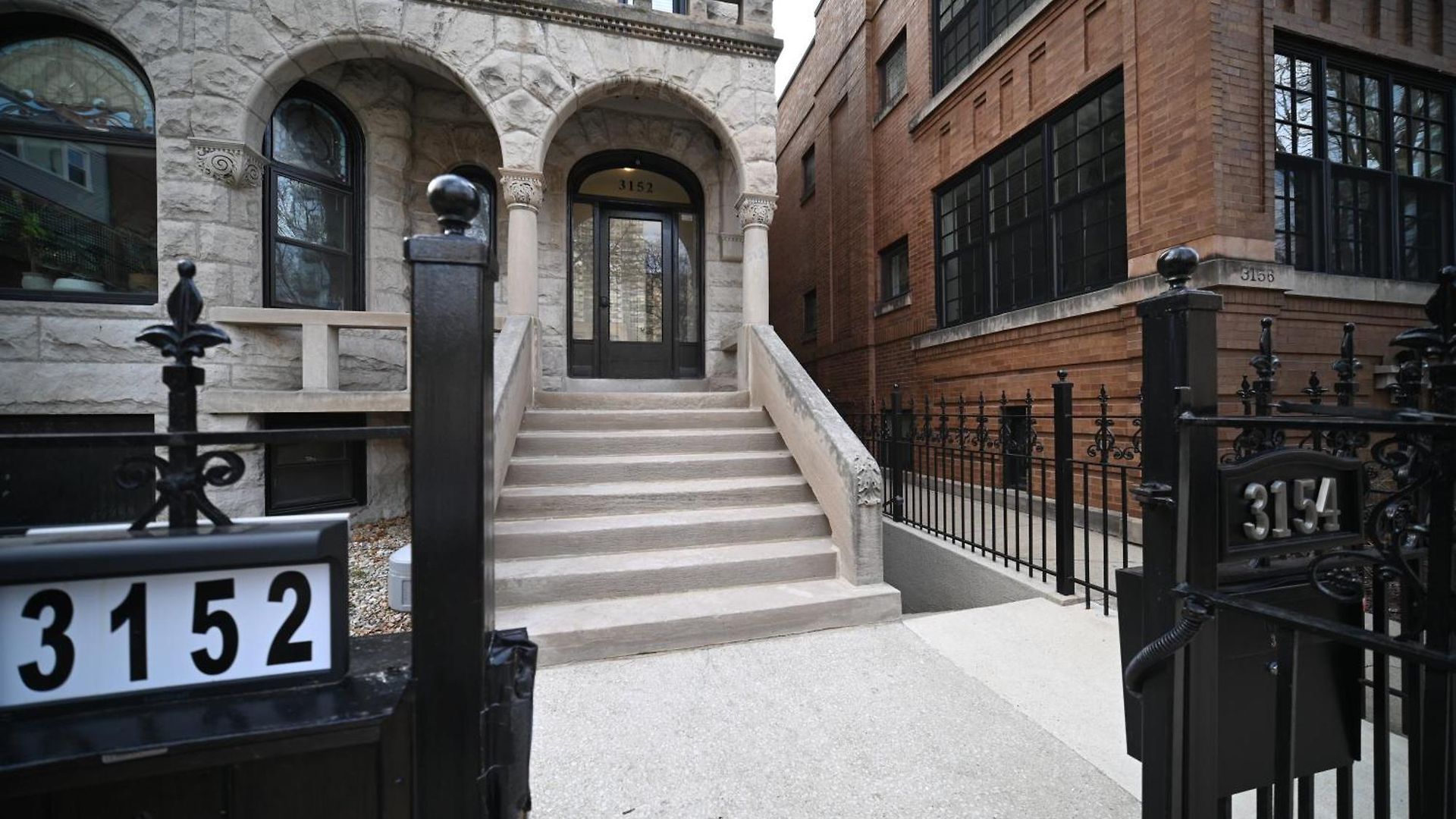 Sleeps 10-20 Free Tv & Parking Apartment