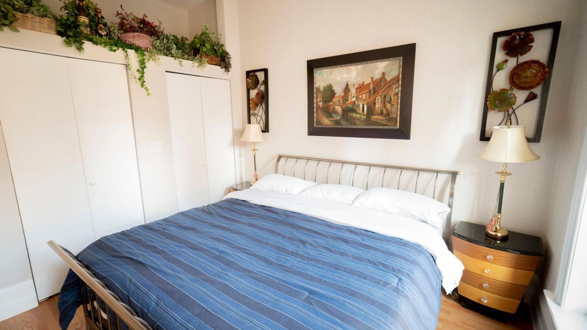 Apartment Sleeps 10-20 Free Tv & Parking Chicago