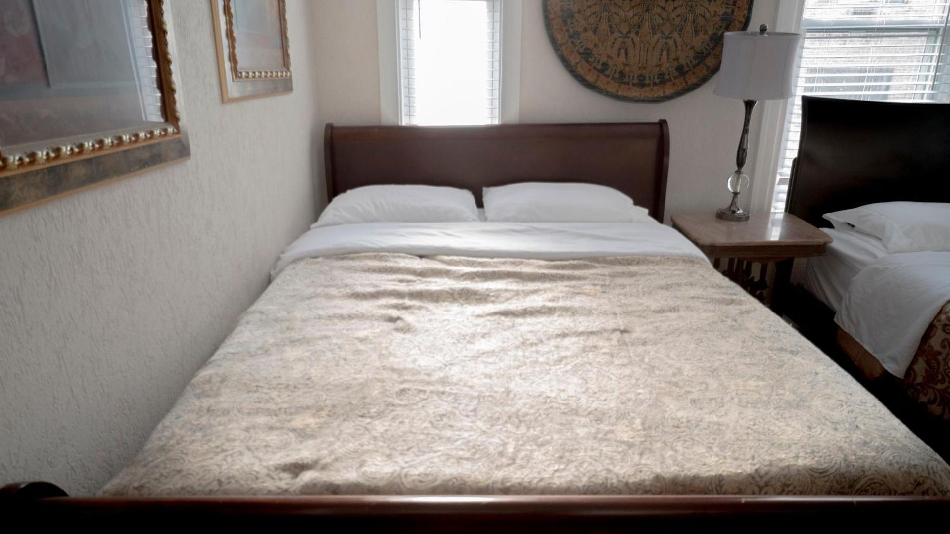 Sleeps 10-20 Free Tv & Parking Chicago