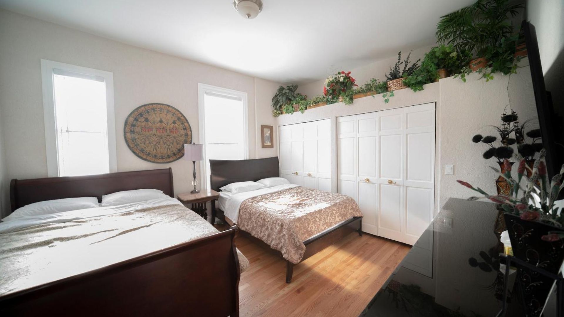 Apartment Sleeps 10-20 Free Tv & Parking *