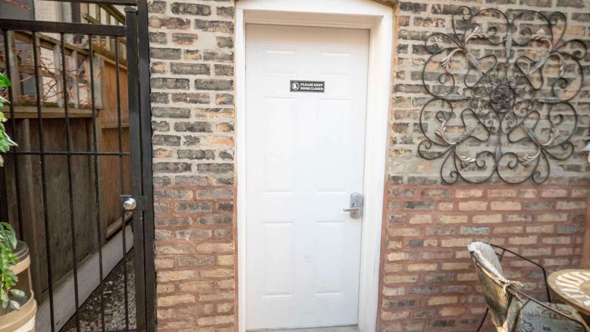 Sleeps 10-20 Free Tv & Parking * Chicago