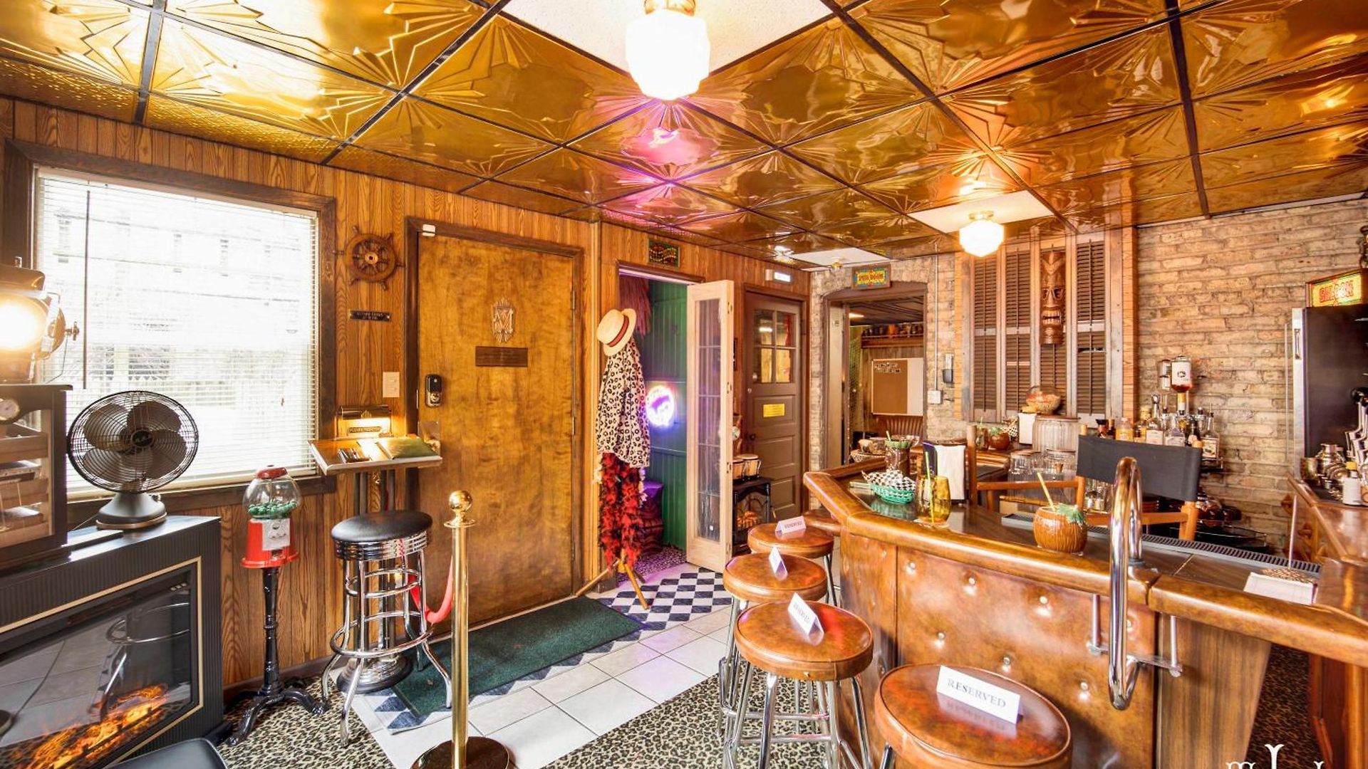 Apartment The Twin Lions: Bespoke Travel W/ Speakeasy* *