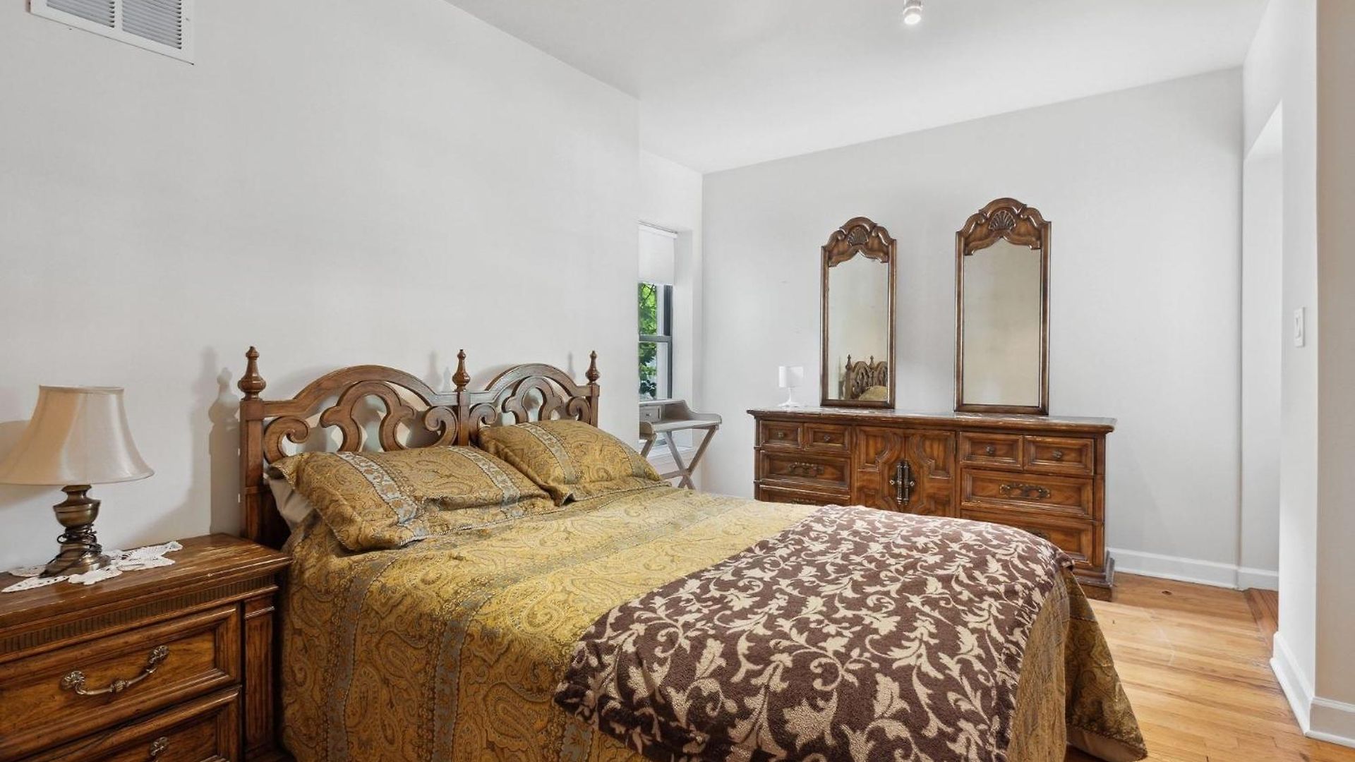 Wrigleyville Away From Home! 5 Mins From Downtown! Steps From Lake!! Cozy! Apartment *