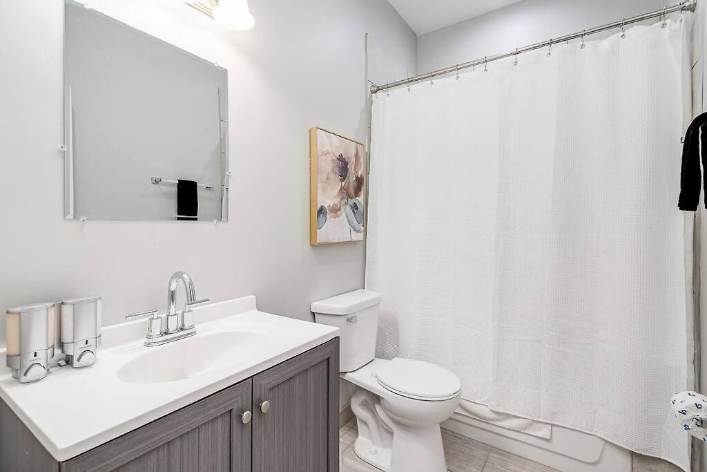 1 On Southport 4 Queen Beds Apartment