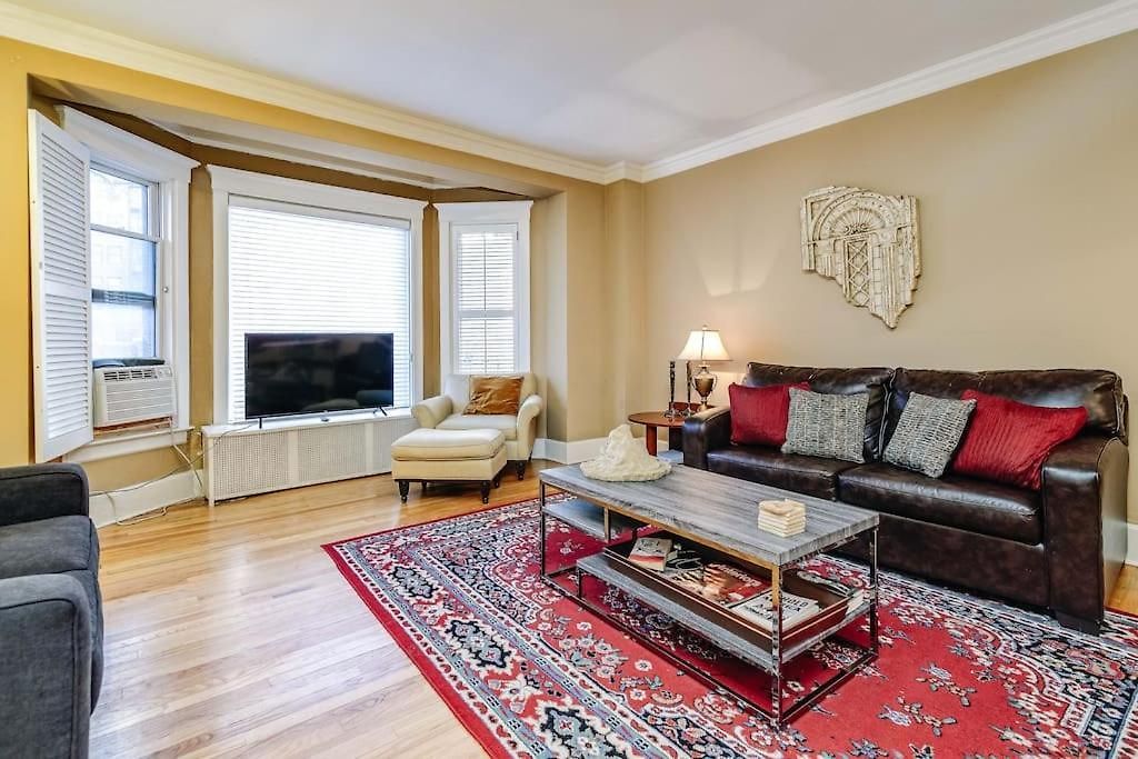 Old-world Classic Building Downtown Apartment Chicago