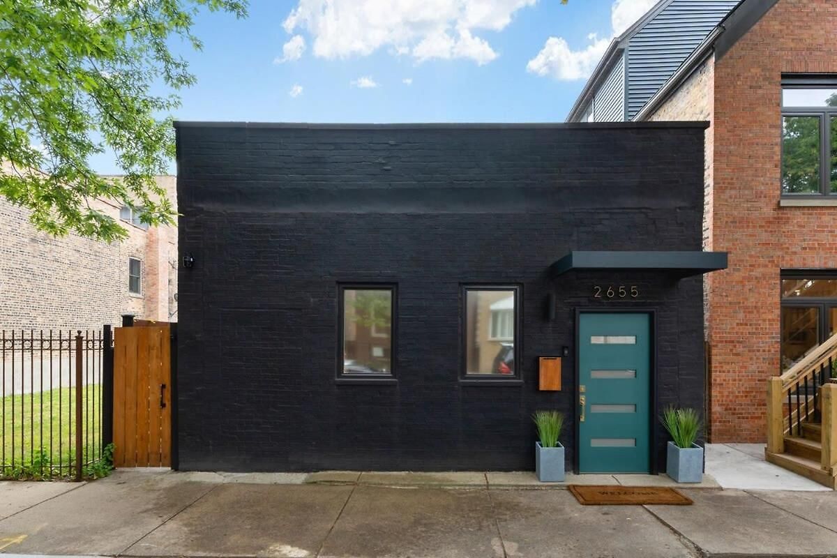 Chic 4-bedroom Haven: Designer's Dream *