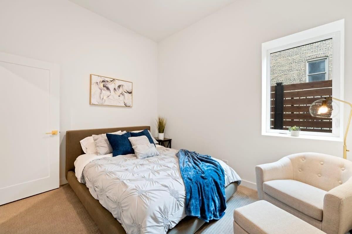 Chic 4-bedroom Haven: Designer's Dream Holiday home Chicago
