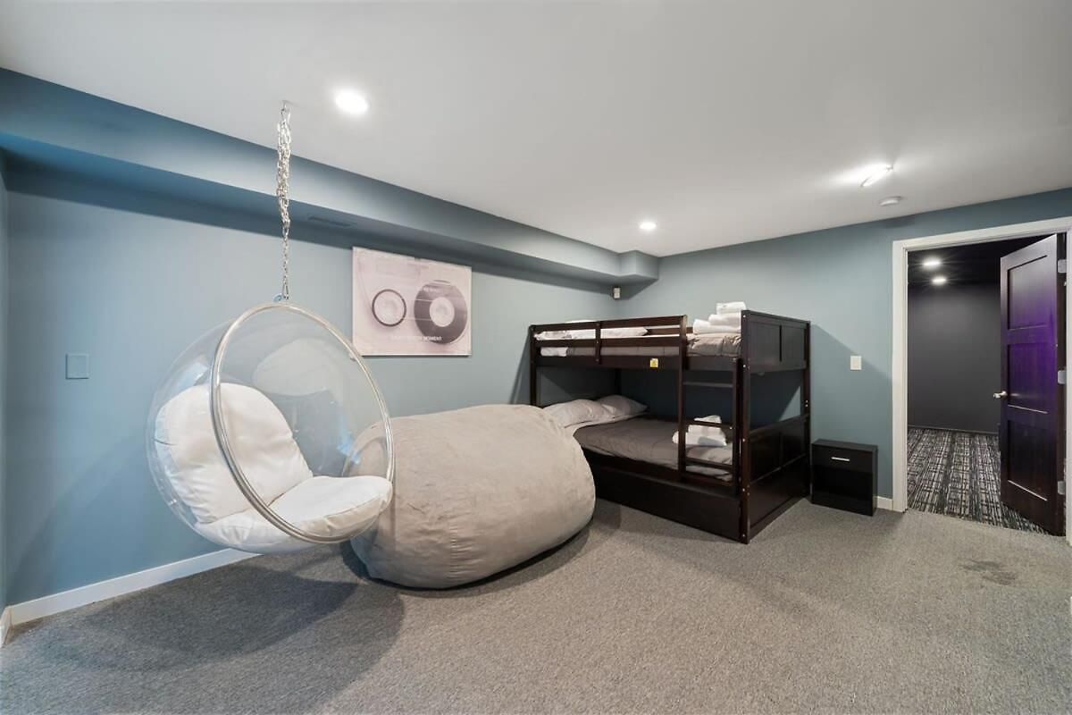 Holiday home 5br 5ba Architectural Estate-theatre Gym Rooftop *