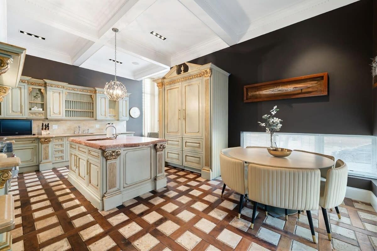5br 5ba Architectural Estate-theatre Gym Rooftop Holiday home