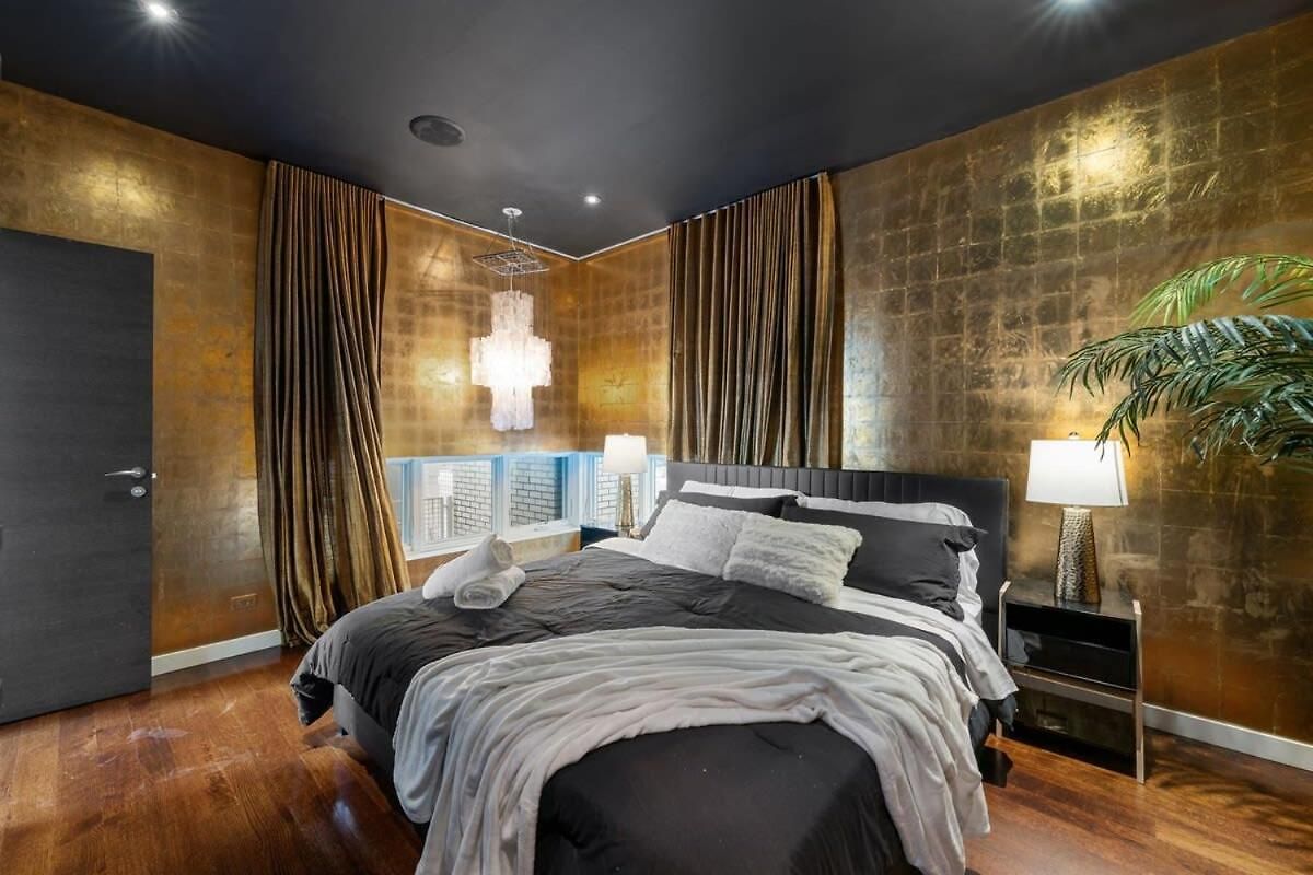 Holiday home 5br 5ba Architectural Estate-theatre Gym Rooftop