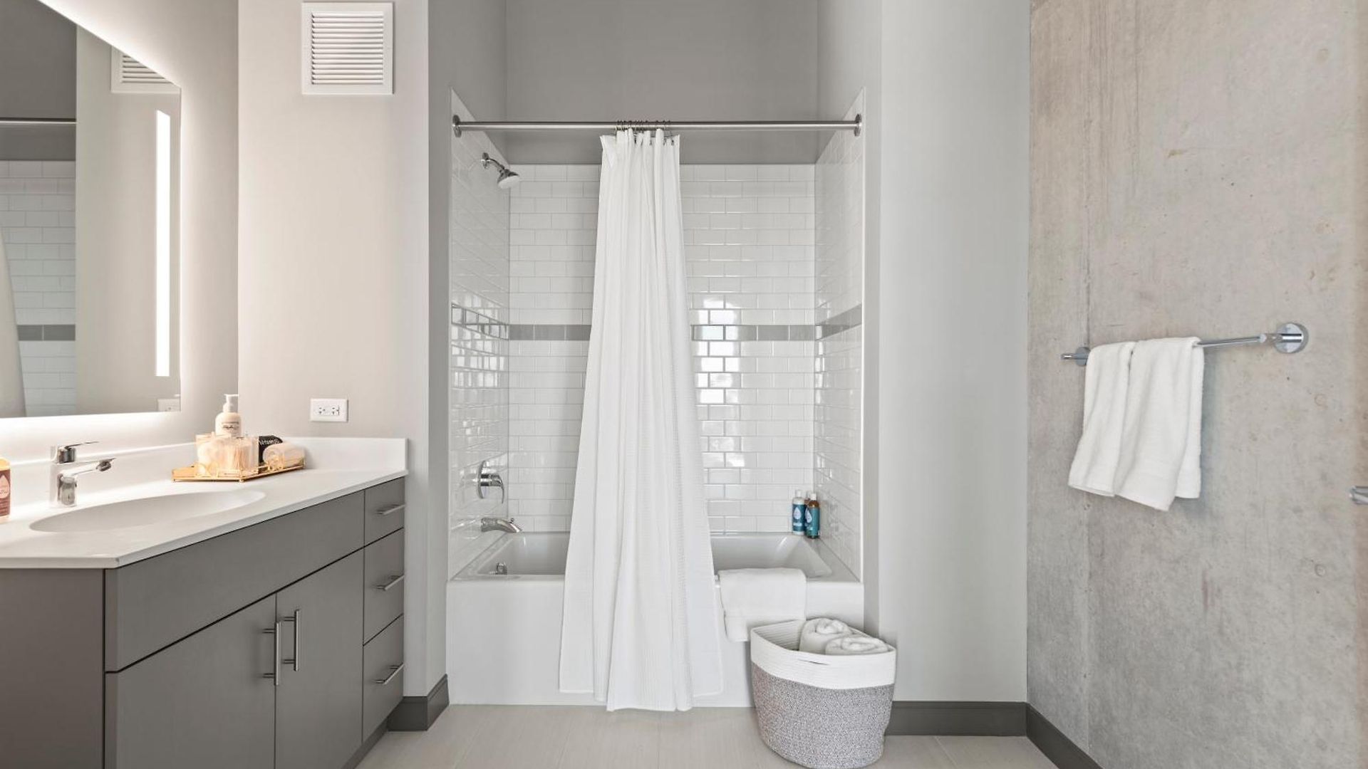 Fulbrix Bright Designer With West Loop Views